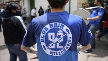 Simpatizantes del equipo de fútbol Millonarios protestan frente al Ayuntamiento luego de que el alcalde de Bogotá suspendiera la entrada de fanáticos a los estadios de fútbol luego de que ocurrieran enfrentamientos entre simpatizantes del Atlético Nacional e Independiente Santa Fe, en Bogotá el 4 de agosto de 2021.