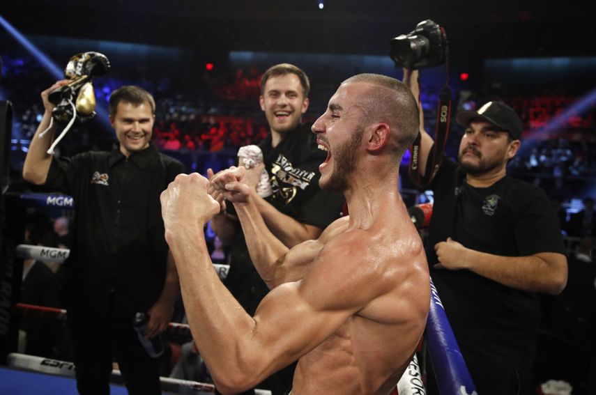 En esta foto del 20 de octubre del 2018, Maxim Dadashev celebra tras vencer a Antonio DeMarco en una pelea de la division junior welter en Las Vegas. Dadashev falleció tras sufrir lesiones en la cabeza en una pelea en Estados Unidos el 16 de julio del 2019. Tenía 28 años.