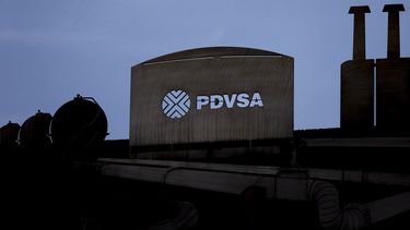 Detalle de una escultura en las inmediaciones del edificio de la sede principal de Petróleos de Venezuela (PDVSA) en Caracas.