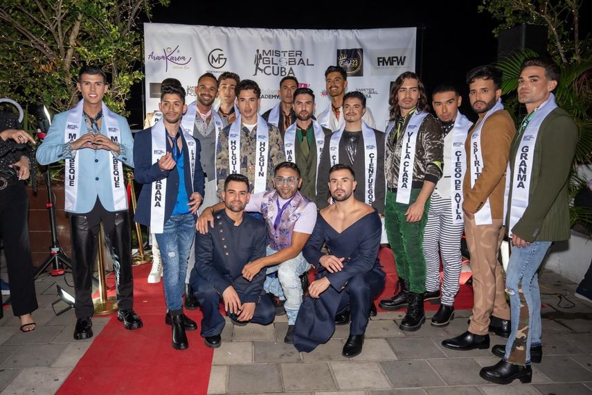 La velada estuvo marcada por una energía vibrante y la presencia de personalidades influyentes del ámbito artístico, social y cultural.