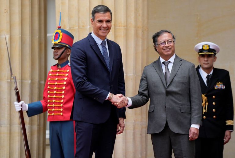 El presidente del Gobierno español Pedro Sánchez, a la izquierda, le da la mano al presidente de Colombia, Gustavo Petro, durante una ceremonia de bienvenida en Bogotá, Colombia, el miércoles 24 de agosto de 2022