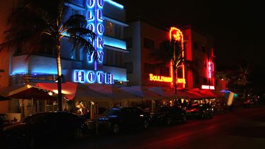 Vista parcial de Ocean Drive, en Miami Beach, de noche.