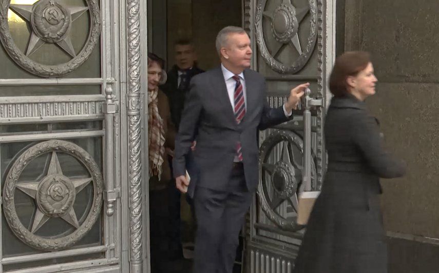 En esta imagen tomada de un video publicado por el servicio de prensa del Ministerio ruso de Exteriores, el embajador estonio ante la Federación Rusa, Margus Laidre, sale del edificio del Ministerio ruso de Exteriores el lunes 23 de enero de 2023.&nbsp;