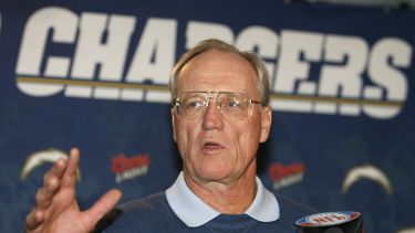El entrenador de los Chargers de San Diego Marty Schottenheimer responde a preguntas en una rueda de prensa en San Diego, el miércoles 17 de enero de 2007.&nbsp;