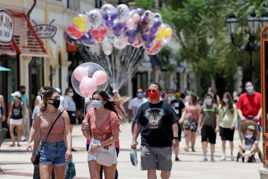 En imagen de archivo del 16 de junio de 2020, visitantes usan mascarillas de forma obligatoria a causa del coronavirus durante un recorrido por el complejo de tiendas, restaurantes y centros de entretenimiento Disney Springs en Lake Buena Vista, Florida.&nbsp;