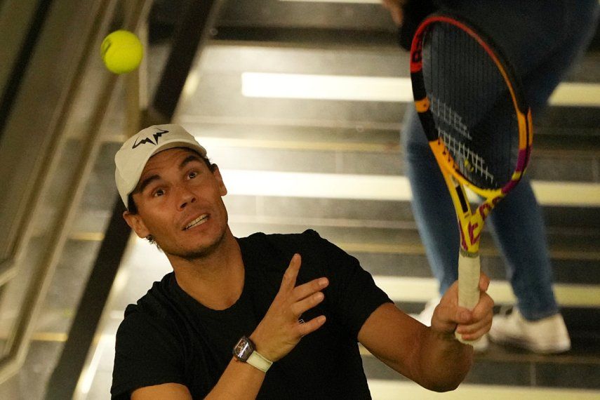 El español Rafael Nadal hace una devolución al noruego Casper Ruud durante un encuentro de minitenis en una estación del tren subterráneo en Quito, el domingo 27 de noviembre de 2022.