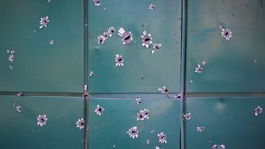 Restos de metralla, en una vivienda afectada por un bombardeo nocturno ruso en la localidad de Bakhmut, en la región de Donetsk, Ucrania, el 13 de junio de 2022.&nbsp;