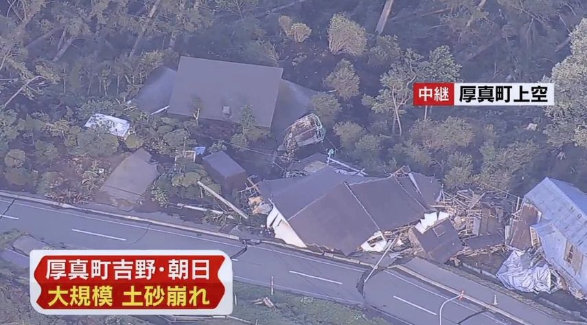 Vista de varias viviendas destruidas por un desprendimiento de tierra asociado con el terremoto de 6.7 grados que sacudió este 5 de septiembre al norte de Japón.