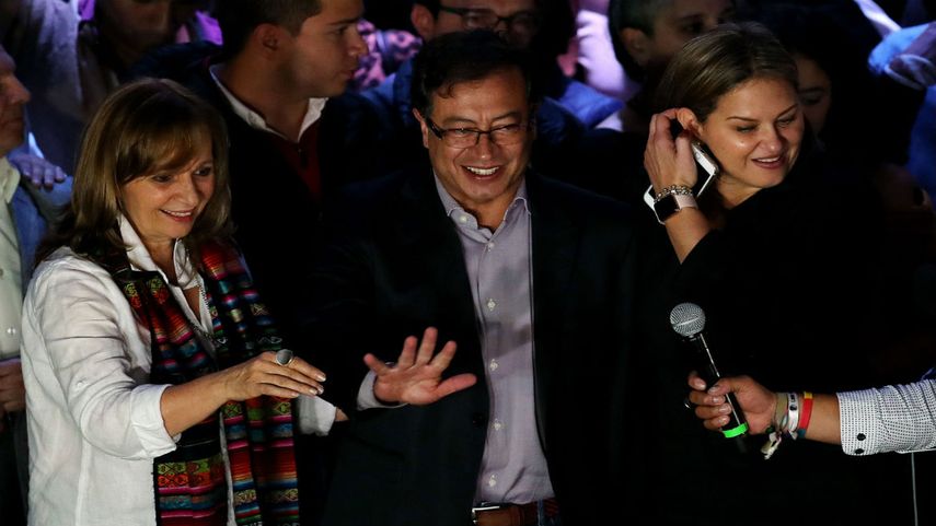 El candidato Gustavo Petro y su fórmula a la Vicepresidencia, Ángela María Robledo, saludan a sus seguidores tras conocerse los resultados de la primera vuelta.