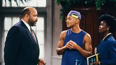 James Avery como Philip Banks, Will Smith como William Will Smith y Janet Hubert como Vivian Banks en un episodio de “El príncipe de Bel-Air”. Avery, quien interpretó al respetable tío Philip Banks falleció por complicaciones tras una cirugía cardiac