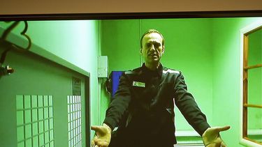 El dirigente opositor ruso Alexei Navalny aparece en una pantalla de TV, en un enlace por video provisto por el Servicio Penitenciario ruso durante una audiencia judicial en Moscú, 18 de octubre de 2022.
