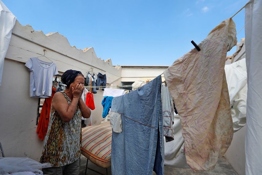 Una mujer llora dentro de su casa sin techo tras el paso del tornado que dañó miles de casas La Habana.