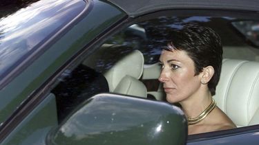 En esta foto de archivo del 2 de septiembre de 2000, la socialité británica Ghislaine Maxwell conducida por el príncipe Andrew de Gran Bretaña, abandona la boda de una exnovia del príncipe, Aurelia Cecil, en la iglesia parroquial de San Miguel en Compton Chamberlayne, cerca de Salisbury, Inglaterra.&nbsp;