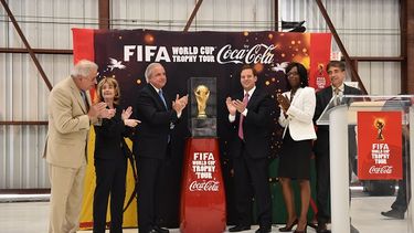 Carlos Jiménez, alcaldel de Miami-Dade; Delia Fischer, jefe de medios de FIFA; Tomás Regalado, alcalde de Miami; Carlos López-Cantera, vicegobernador de Florida; Melanie Jones, Coca Cola en FL y Luis Fernandes, viceministro del Deporte de Brasil. (AM)