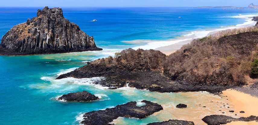 Bahia Dos Porcos. Está ubicada en Brasil y para llegar a sus aguas hay que visitar el Archipélago de Fernando de Noronho. Los visitantes pueden observar la formación rocosa denominada Dos Hermanos.&nbsp;