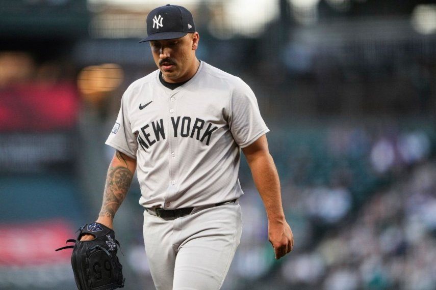 El abridor de los Yanquis de Nueva York, Néstor Cortés, regresa al dugout después de retirar a los bateadores de los Marineros de Seattle durante la primera entrada de un partido de béisbol, el miércoles 18 de septiembre de 2024 en Seattle.