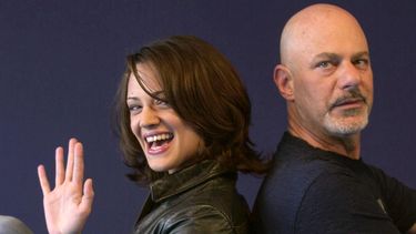 La actriz italiana Asia Argento posa junto al director de cine estadounidense Rob Cohen, a quien ha acusado de abuso sexual.