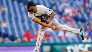 El abridor dominicano Sandy Alcántara, de los Marlins de Miami, trabaja la primera entrada del partido contra los Filis de Filadelfia, en Filadelfia, el jueves 20 de mayo de 2021