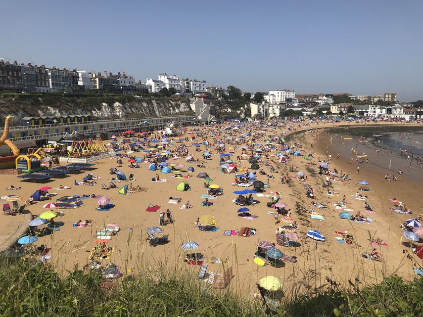 Centenares de personas descansan en la playa Broadstairs en Kent, Inglaterra, el jueves 25 de julio del 2019.&nbsp;