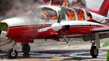 Un avión en llamas durante una protesta contra la violencia y la inseguridad que azotan Haití, el martes 29 de marzo de 2022, en el Aeropuerto Antoine Simon Des Cayes, en Les Cayes, Haití.