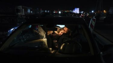 Gente que huye de la invasión rusa de Ucrania se reencuentra con su familia en el paso fronterizo de Medyka, en el suroeste de Polonia, el 25 de febrero de 2022.&nbsp;