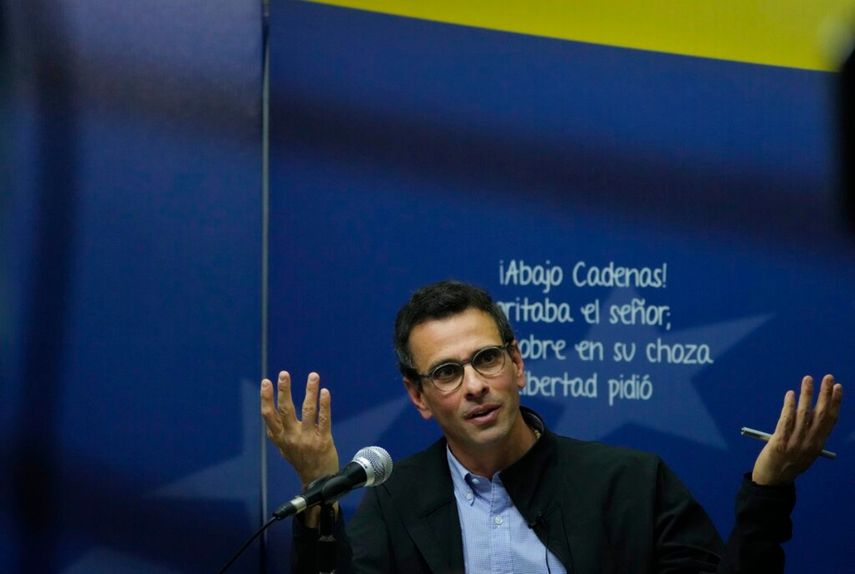 El opositor venezolano y ex candidato presidencial Henrique Capriles, habla con la prensa en Caracas, Venezuela, el miércoles 11 de agosto de 2021. Capriles confirmó la participación de su partido político Primero Justicia en las negociaciones que se llevarán a cabo en México. &nbsp;