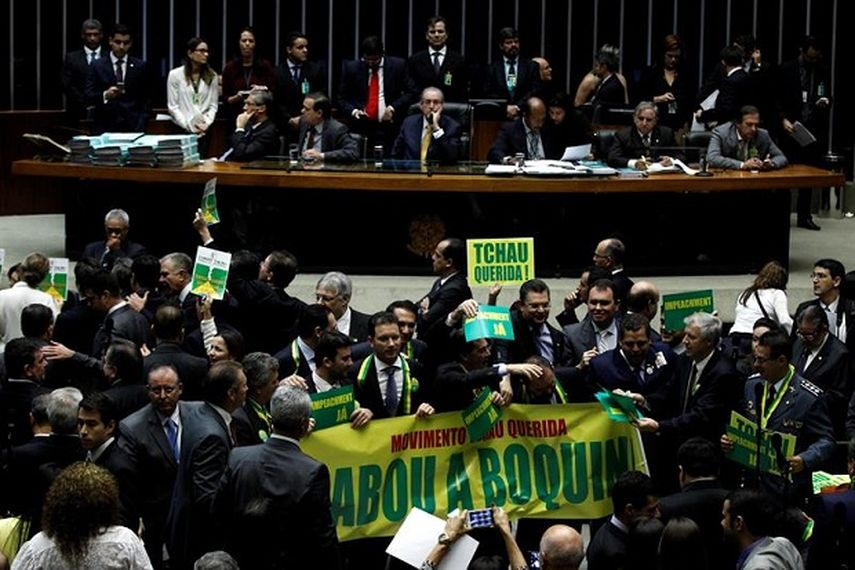Los diputados mostraron pancartas alusivas al impeachment durante el debate (EFE)
