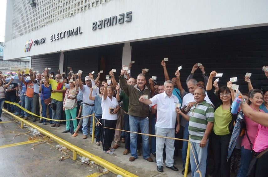 La validación de las firmas será hasta el próximo viernes y, una vez culminado el proceso, el Consejo Nacional Electoral autorizará el siguiente paso en el que se deberán obtener las firmas de 4 millones de personas para poder activar la consulta elect