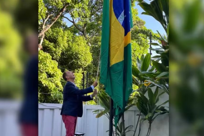 Andrés Mangiarotti, el encargado de Negocios de la Embajada argentina en Caracas, sube la bandera de Brasil en la residencia donde están los asilados