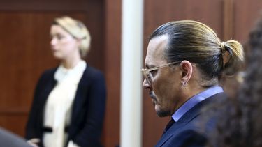 La actriz Amber Heard, izquierda al fondo, y el actor Johnny Depp comparecen en la corte en el tribunal del condado Fairfax, Virginia, Estados Unidos, el 5 de mayo del 2022, en la demanda por difamación presentada por Depp contra su exesposa.
