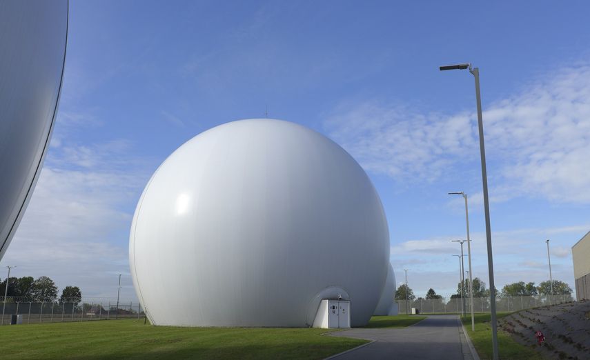 Antenas de satélite colocadas dentro de esferas de Kevlar en la Estación de Seguimiento de Satélites de Kester, en Kester, Bélgica.