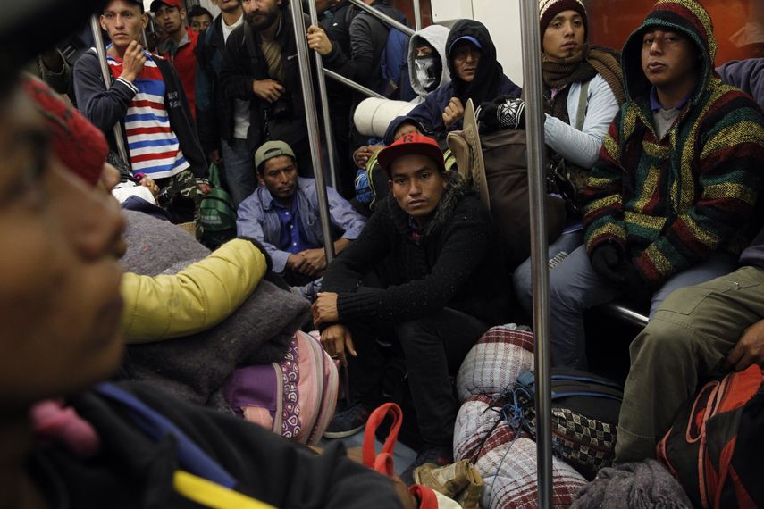 Migrantes centroamericanos de la caravana en el metro de Ciudad de México.