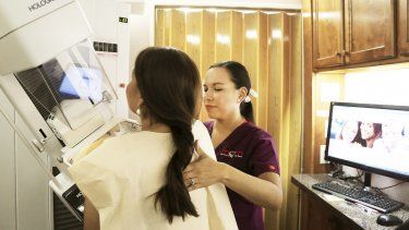 Una radióloga realiza una mamografía a una paciente en el Centro de Emergencias Vecinal en Brownsville, Texas.