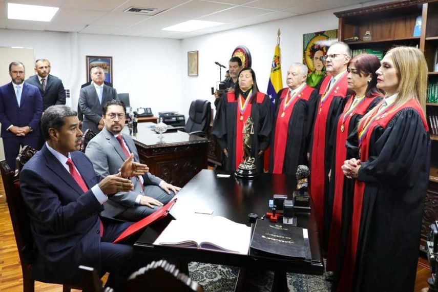 Los magistrados del Tribunal Supremo de Justicia, afín al régimen, reunidos con el dictador Nicolás Maduro.  Los magistrados del Tribunal Supremo de Justicia, afín al régimen, reunidos con el dictador Nicolás Maduro.