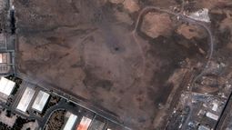 Esta imagen satelital proporcionada por Maxar Technologies y tomada el 22 de junio de 2025, muestra un cráter tras los ataques de EEUU a la instalación de enriquecimiento nuclear de Natanz en el centro de Irán. Esta imagen satelital proporcionada por Maxar Technologies y tomada el 22 de junio de 2025, muestra un cráter tras los ataques de EEUU a la instalación de enriquecimiento nuclear de Natanz en el centro de Irán.