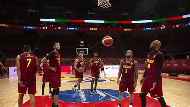Jugadores de la selecci&oacute;n venezolana de b&aacute;squetbol practican tiros libres durante una sesi&oacute;n de entrenamiento en la Arena Cadillac, una de las sedes de la Copa del Mundo de b&aacute;squetbol, en Beijing, el viernes 30 de agosto de 2019. La selecci&oacute;n espera dar buenas noticias a sus compatriotas en un momento en que Venezuela enfrenta duras sanciones econ&oacute;micas y una crisis pol&iacute;tica.&nbsp;