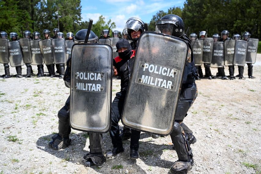 Oficiales de la Policía Militar del Ejército de Guatemala simulan el arresto de un manifestante durante un entrenamiento en la base Mariscal Zabala de la Ciudad de Guatemala el 6 de octubre de 2025. Guatemala está preparada para aumentar su contribución a la Misión de Paz de la ONU en Haití, reemplazando a los 150 efectivos actuales en enero de 2026 si así lo solicita la ONU, en apoyo a los esfuerzos por restablecer la paz en esta nación caribeña asolada por las pandillas.&nbsp;