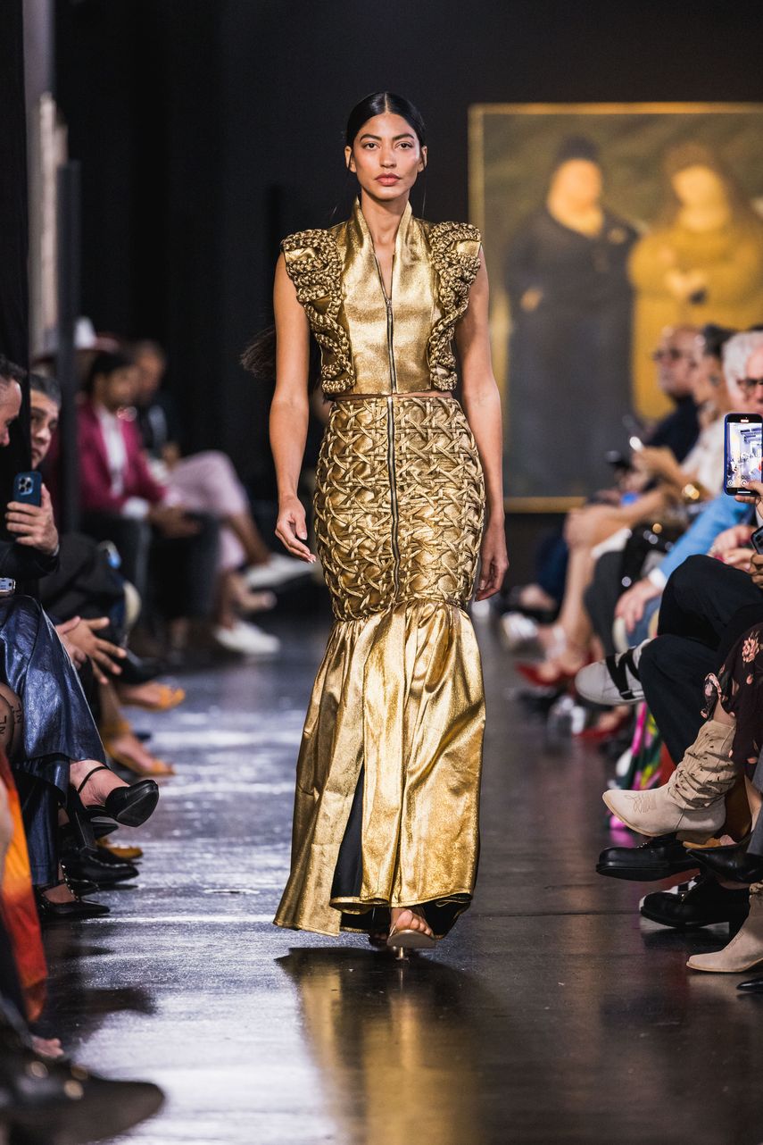Colección sostenible de la diseñadora venezolana Yenny Bastidas presentada en la Miami Fashion Week 2024.