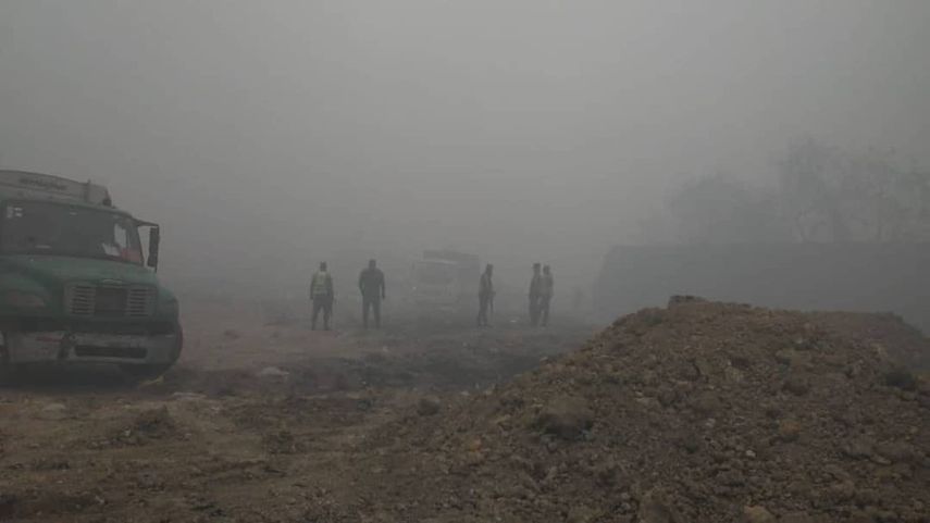 Unidades del Ej&eacute;rcito de Rep&uacute;blica Dominicana apoyan las labores del Cuerpo de Bomberos para detener el siniestro en Duquesa. Se observa la densa capa de humo que circula adem&aacute;s en la capital dominicana.
