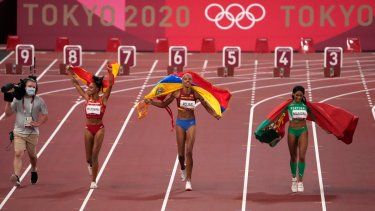 La venezolana Yulimar Rojas (centro) festeja tras conquistar el oro e imponer el récord mundial en salto triple durante los Juegos Olímpicos en Tokio, el 1 de agosto de 2021 