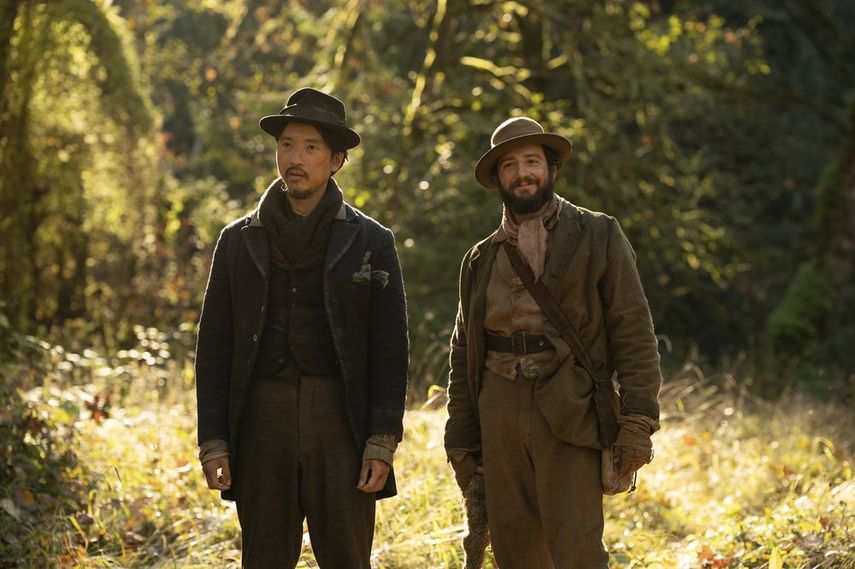 Orion Lee, izquierda, y John Magaro en una escena de First Cow en una imagen proporcionada por A24. La película de Kelly Reichardt es la más nominada en la 30 entrega anual de los Premios Gotham. Chadwick Boseman también recibió una nominación.