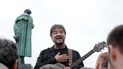 El músico ruso Yuri Shevchuk actúa durante una protesta en Moscú, en 2010. El músico ruso Yuri Shevchuk actúa durante una protesta en Moscú, en 2010.