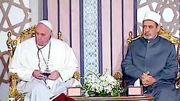 Solo la paz es santa y no se puede perpetrar ninguna violencia en nombre de Dios porque profanaría su nombre, agregó el Papa en presencia del imán de Al Azhar, el jefe Ahmed al Tayeb.