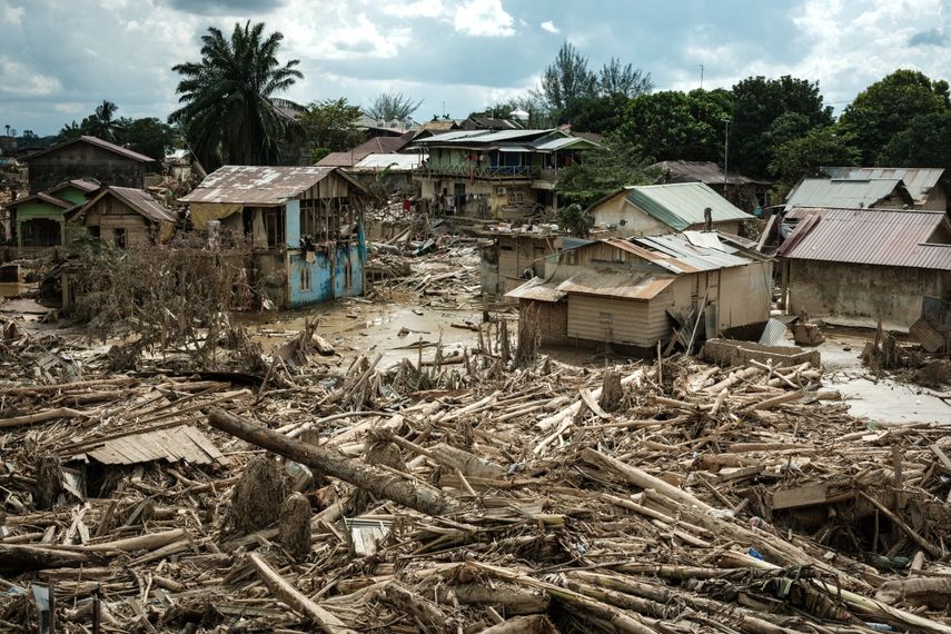 Casas dañadas tras una inundación repentina permanecen en pie en Aceh Tamiang, en el norte de Sumatra, el 13 de diciembre de 2025.
