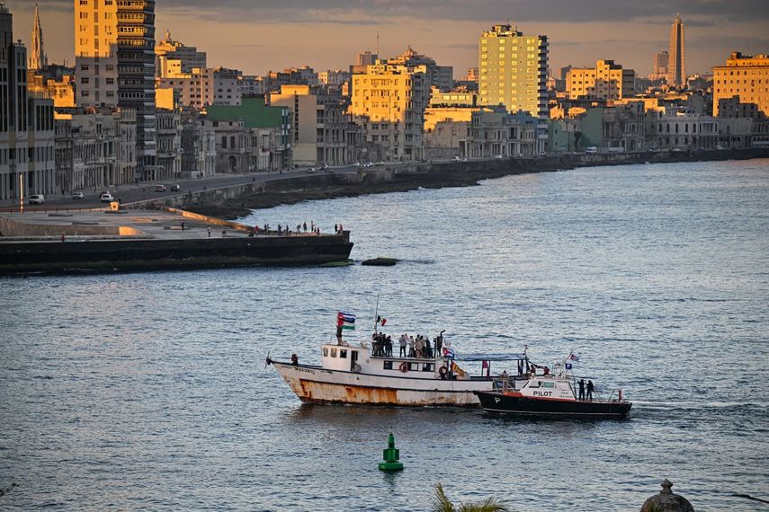 El buque Maguro llega procedente de México con ayuda humanitaria como parte del convoy Nuestra América y atraca en el puerto de La Habana el 24 de marzo de 2026. (Foto de ADALBERTO ROQUE / AFP)
