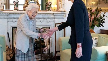 La reina Isabel II recibe a Liz Truss en la residencia del Balmoral, Escocia, donde la monarca le solicitó formar un nuevo gobierno como nueva líder del Partido Conservador, el 6 de septiembre de 2022.&nbsp;