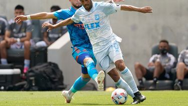 El volante Valentín Castellanos (izquierda) del New York City FC trata de quitarle el balón al delantero mexicano Carlos Vela de Los Ángeles, el sábado 29 de mayo de 2021, en un partido de la MLS en Los Ángeles