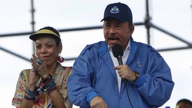 El&nbsp;gobernante Daniel Ortega habla el miércoles 29 de agosto de 2018 mientras su esposa y&nbsp;segunda al mando Rosario Murillo aplaude, en Managua, Nicaragua.