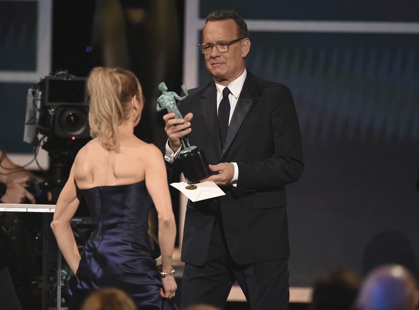 Renee Zellweger, izquierda, recibe el premio a la mejor actuación femenina por Judy del presentador Tom Hanks en la 26 edición de los Pemios del Sindicato de Actores de la Pantalla en el Shrine Auditorium & Expo Hall el domingo 19 de enero de 2020 en Los Angeles. 