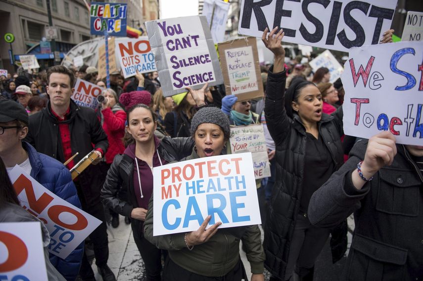 Trabajadores sanitarios de Florida se manifestaron frente a un hospital de Miami en contra de la derogación de la ley de salud que ha prometido el presidente Donald Trump.&nbsp;
